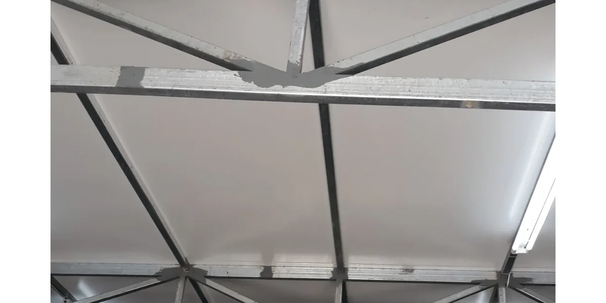 Φωτογραφία σκεπής από pvc blockout εσωτερικά