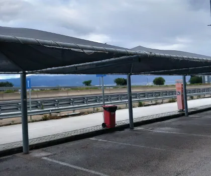 Φωτογραφία μικρής ανάλυσης από υπαίθριο πάρκινγκ με γκρι δίχτυ σκίασης