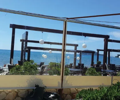 Φωτογραφία μικρής ανάλυσης από υπαίθρια καφετέρια με ζελατίνη